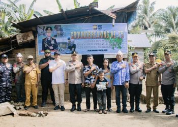 Kapolda Bengkulu Irjen Pol Mardiyono melakukan peletakan batu pertama program bedah rumah di Desa Meok, Pulau Enggano, sebagai bentuk kepedulian terhadap masyarakat. (foto:yola)