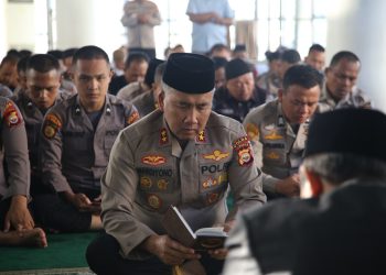Kapolda Bengkulu mengikuti kegiatan Binrohtal, di Masjid Al-Amin Polda Bengkulu, Kamis (16/4/2026). (Foto:yola)