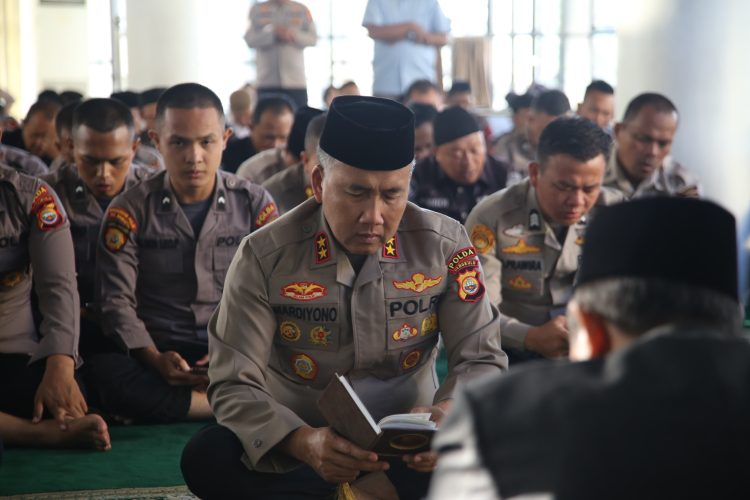 Kapolda Bengkulu mengikuti kegiatan Binrohtal, di Masjid Al-Amin Polda Bengkulu, Kamis (16/4/2026). (Foto:yola)