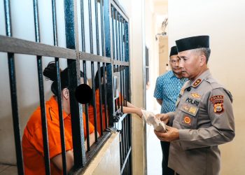 Kapolda Bengkulu, Mardiyono membagikan nasi kotak kepada 29 tahanan di Dit Tahti Polda Bengkulu, Jumat (10/4/2026). (Foto:yola)