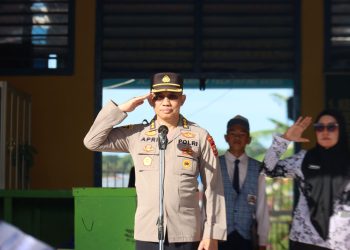 Karo Logistik Polda Jadi Pembina Upacara di SMPN 14 Kota Bengkulu, Senin (13/4/2026). (Foto:Yola)