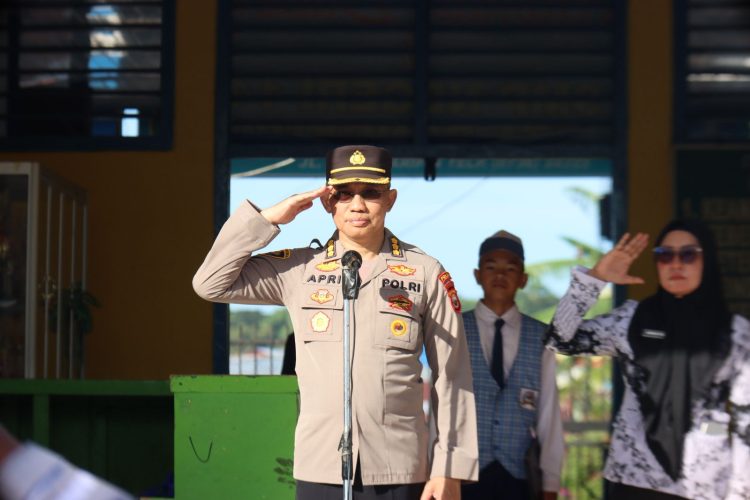 Karo Logistik Polda Jadi Pembina Upacara di SMPN 14 Kota Bengkulu, Senin (13/4/2026). (Foto:Yola)