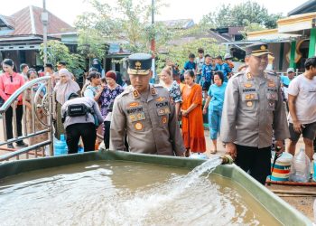 Kapolda Bengkulu, Mardiyono, lokasi banjir di Kabupaten Lebong, kerahkan water treatment, Rabu (8/4/2026). (Foto:yola)