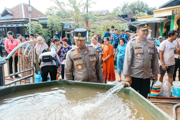 Kapolda Bengkulu, Mardiyono, lokasi banjir di Kabupaten Lebong, kerahkan water treatment, Rabu (8/4/2026). (Foto:yola)