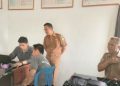Petugas Kantor Pertanahan Bengkulu Tengah melakukan pengecekan bidang tanah dalam program PTSL 2026 di Desa Dusun Baru. (foto:yola)